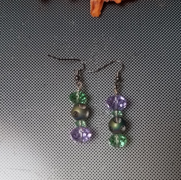 Runway fashion earrings with reverse color gems - Picture 3 of 3